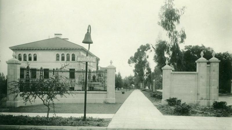 1915年刚刚建成的学院大门，背景是皮尔逊大厅.